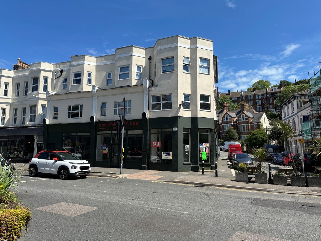Lot: 57 - COMMERCIAL UNIT WITH LONG LEASE - Front of the building
